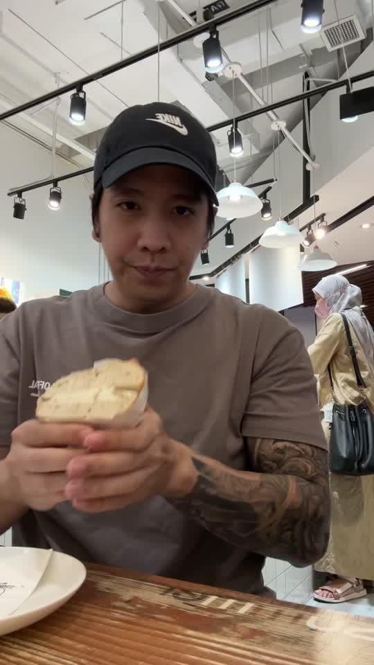 TikTok video still, Fox Bagels review