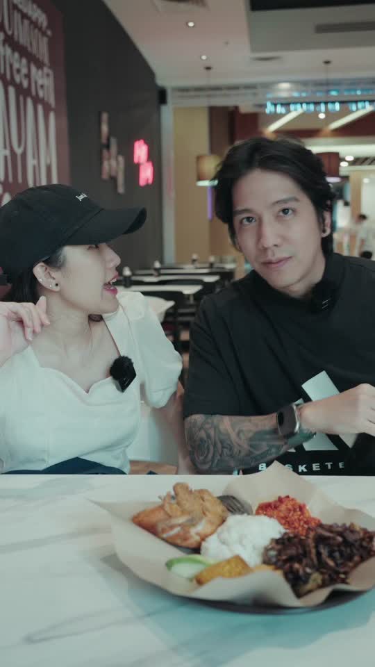 TikTok video still, Ayam Gepuk Top Global review