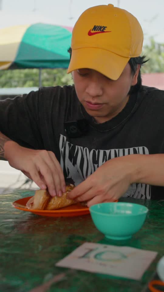 TikTok video still, Roti Sarang Burung review