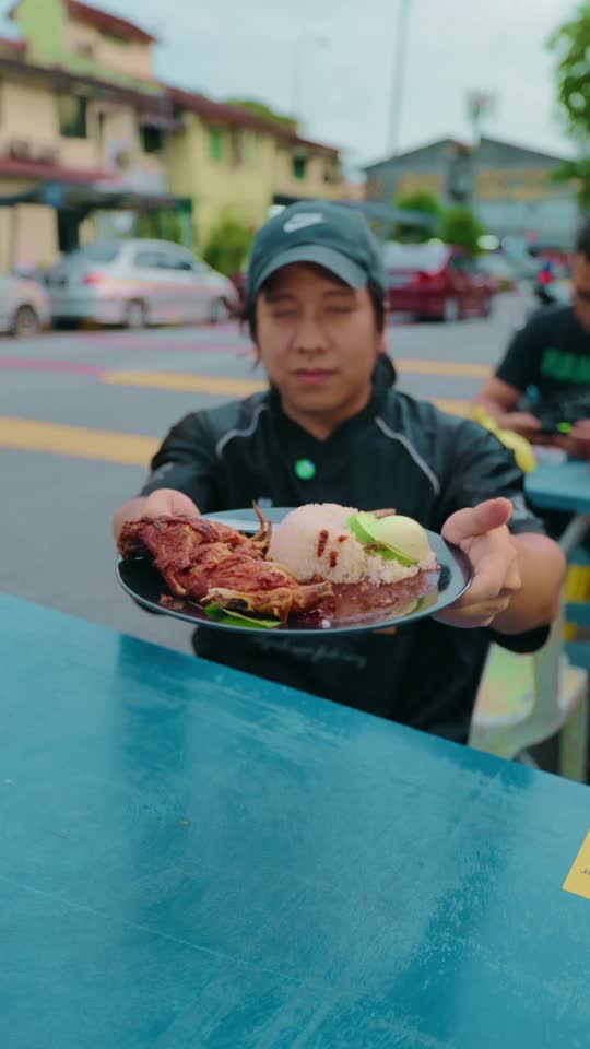 TikTok video still, Nasi Lemak Kukus Ayam Berempah review