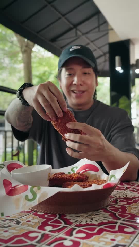 TikTok video still, Chili's review